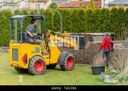 À l'aide d'un terrassement rugueux-chargeur sur roues Banque D'Images