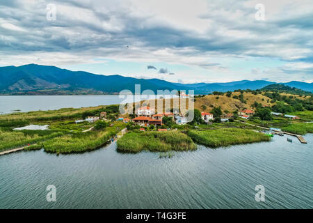 Vue aérienne de l'île d'Agios Achilios, dans le lac de Prespes petit, le nord de la Grèce Banque D'Images