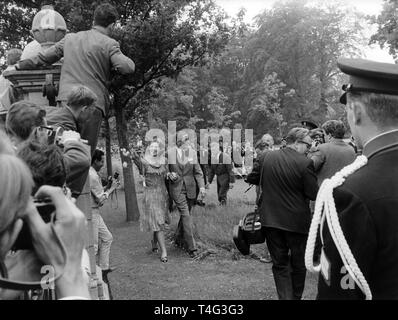 Le nouveau couple de fiancés est entouré par les photographes et journalistes dans le parc du palais Soestdijk à Baarn (Pays-Bas) le 28 juin 1965. La Reine des Pays-Bas, Juliana, a déjà annoncé que sa fille et héritière est engagé pour un diplomate allemand. Dans le monde d'utilisation | Banque D'Images