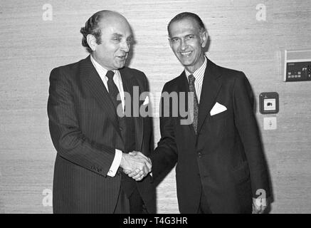 Le ministre de l'économie de l'Argentine Jose Alfredo Martinez de Hoz, droite, serrer la main avec le ministre fédéral de l'économie allemand Otto Graf Lambsdorff à Bonn, 02.06.1980. Dans le monde d'utilisation | Banque D'Images