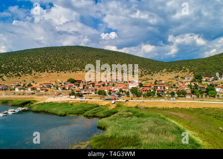 Vue aérienne de la magnifique village de pêche dans le lac Prespa Psarades étonnant avec dans le Nord de la Grèce Banque D'Images