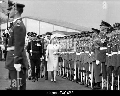 La reine Elizabeth II marche dernières la société honoraire de Fort York près de Soest en Rhénanie du Nord-Westphalie, le 26 mars 1965. Dans le monde d'utilisation | Banque D'Images