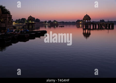 JAISALMER, INDE, le 2 novembre 2017 : avant le lever du soleil sur le lac Gadsisar dans Jaisalmer Banque D'Images