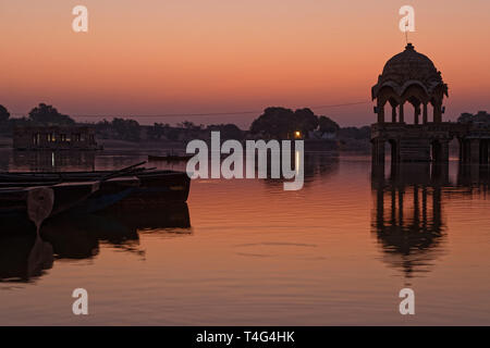 JAISALMER, INDE, le 2 novembre 2017 : avant le lever du soleil sur le lac Gadsisar dans Jaisalmer Banque D'Images