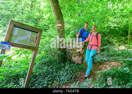 Jeune couple sur l'ambiance de la randonnée dans le Parc Naturel Altmühltal Banque D'Images