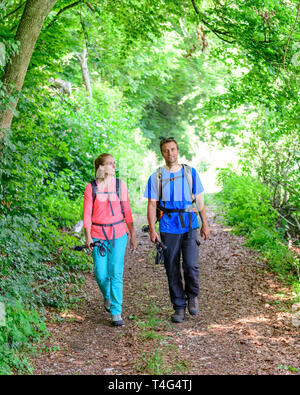 Jeune couple sur l'ambiance de la randonnée dans le Parc Naturel Altmühltal Banque D'Images