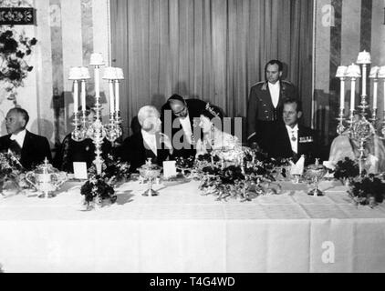 La reine Elizabeth II lors d'une conversation avec son invité Heinrich Luebke Président fédéral au cours d'un gala au Petersberg Koenigswinter Hotel dans les environs de Bonn le 19 mai 1965. Le prince Philip, époux de la Reine, est assis à côté d'elle (R). Dans le monde d'utilisation | Banque D'Images