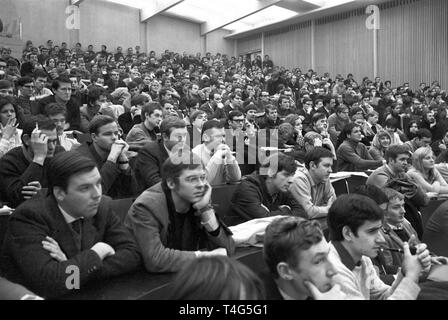 Vue de l'Auditorium Maximum entièrement occupé de l'Université Fribourg le 21 janvier 1969. Dans le monde d'utilisation | Banque D'Images