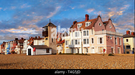 Maisons du front de mer et plage de galets de l'Aldeburgh, Suffolk, Angleterre Banque D'Images