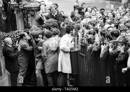 Les étudiants de Francfort essaient d'entrer dans le jardin du consulat général le 06 mai 1968. Environ 1 500 étudiants se sont rassemblés devant le consulat de déclarer leur solidarité avec leurs collègues français, qui ont manifesté contre la fermeture de la Sorbonne sur le même jour. Dans le monde d'utilisation | Banque D'Images