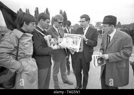 10 000 étudiants participent à une marche silencieuse le 09 juin 1967 à Hanovre d'exprimer leur peine pour l'étudiant Benno Ohnesorg, qui fut tué le 02 juin 1967 au cours de la lutte contre Shah manifestation à Berlin. C'était la plus grande manifestation organisée par les étudiants de Hanovre jusqu'à ce jour. Dans le monde d'utilisation | Banque D'Images