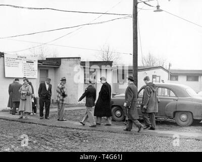 Les réfugiés arrivent au Camp Kilmer (USA) le 21 décembre 1956. En raison de la mettre en bas de l'Insurrection hongroise en 1956 par les forces soviétiques autour de 200.000 personnes ont fui le pays vers l'Ouest. Dans le monde d'utilisation | Banque D'Images