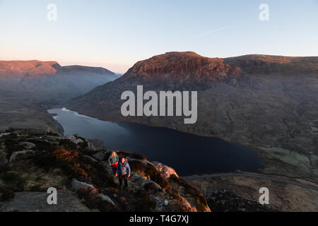 La figure dans un paysage, de brouillage, marchant dans le Snowdonia Banque D'Images