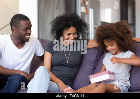 African American family celebrating birthday, girl opening gift Banque D'Images