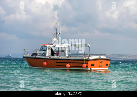 St.ives bateau voyage de plaisir sur l'ancre en attente de ses passagers pour les emmener à l'île Seal sur une chaude journée ensoleillée à St.ives Cornwall UK Europe Banque D'Images