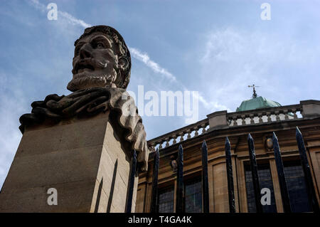 Une rangée de têtes sculptées en pierre montée sur le parapet et embarquement à l'Sheldonian Theatre dans Broad Street, Oxford, Angleterre. On ne sait pas qui le Banque D'Images