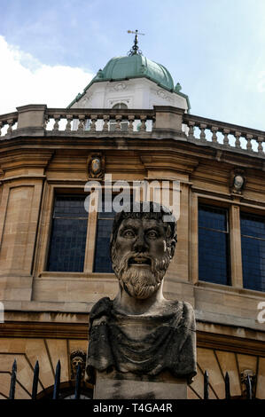 Une rangée de têtes sculptées en pierre montée sur le parapet et embarquement à l'Sheldonian Theatre dans Broad Street, Oxford, Angleterre. On ne sait pas qui le Banque D'Images