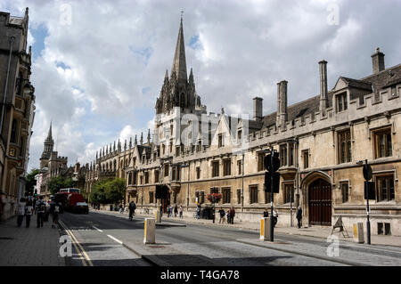 All Souls College et le clocher d'église de l'église de l'Université de Saint Marie la Vierge, dans la rue principale,Oxford, Angleterre Banque D'Images