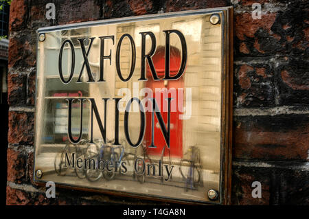 L'entrée principale de la plaque d'étudiants d'Oxford Union Building dans le parc de l'Oxford Union Library en Cour Frewin, Oxford, Angleterre Banque D'Images