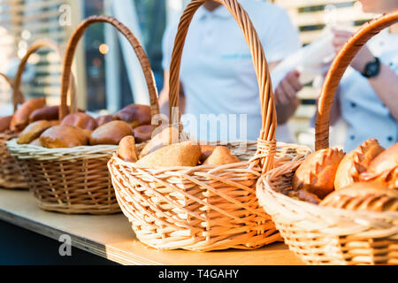 Fédération de pirozhki, des galettes ou des tartes dans panier à vendre Banque D'Images