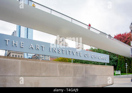 Chicago, IL, USA, Octobre 2016 : entrée de l'aile moderne de l'Art Institute de Chicago sous l'Nichols Bridgeway à l'intérieur du parc du millénaire Banque D'Images