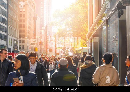 New York, USA, Novembre 2016 : foule de gens marchant le long de la Cinquième Avenue à l'intersection de West 42nd Street à Manhattan, New York City Banque D'Images
