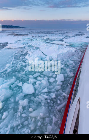 Les glaces à la dérive et croisière touristique sur la mer d'Okhotsk à Hokkaido, Japon,Abashiri Banque D'Images