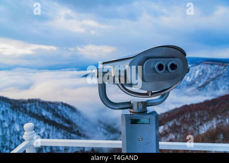 Jumelles à pièces ou tour viewre dans de belles montagnes d'hiver Banque D'Images