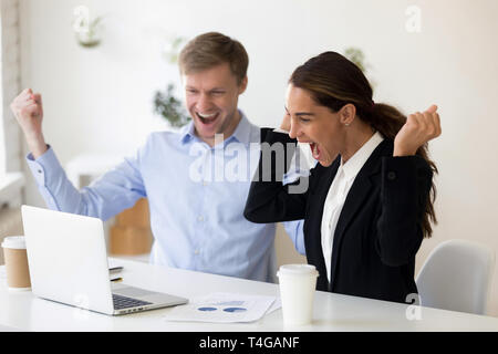 Heureux l'homme et la femme work après entretien d'embauche Banque D'Images