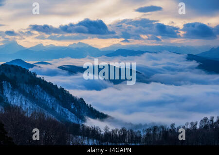 De belles montagnes et distant winter avec brouillard skyscape Banque D'Images