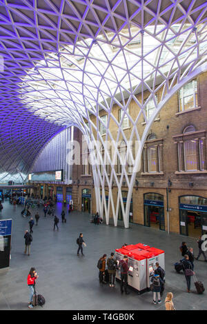 La gare de King's Cross, dans l'ouest de la gare conçue par les architectes John McAslan & Partners, Kings Cross, Londres, Angleterre, Royaume-Uni. Banque D'Images