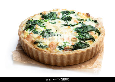 Quiche au saumon cru qui le brocoli et les épinards isolated on white Banque D'Images