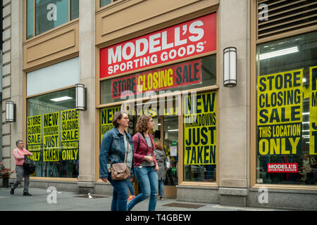 Une fois emplacement carré de la famille d'articles de sport appartenant à la chaîne, Modell, est plâtré avec des signes annonçant que le magasin va fermer, vu à New York le Dimanche, Avril 14, 2019. Face à la pression des grandes surfaces et en ligne, Modell's Sporting Goods a embauché un conseiller en matière de restructuration et une éventuelle faillite. (Â© Richard B. Levine) Banque D'Images