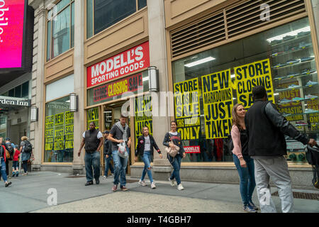 Une fois emplacement carré de la famille d'articles de sport appartenant à la chaîne, Modell, est plâtré avec des signes annonçant que le magasin va fermer, vu à New York le Dimanche, Avril 14, 2019. Face à la pression des grandes surfaces et en ligne, Modell's Sporting Goods a embauché un conseiller en matière de restructuration et une éventuelle faillite. (Â© Richard B. Levine) Banque D'Images