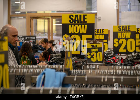 Les clients les aubaines au Times Square l'emplacement de la chaîne d'articles de sport, Modell's, plâtré avec des signes annonçant que le magasin va fermer, vu à New York le Dimanche, Avril 14, 2019. Face à la pression des grandes surfaces et en ligne, Modell's Sporting Goods a embauché un conseiller en matière de restructuration et une éventuelle faillite. (Â© Richard B. Levine) Banque D'Images