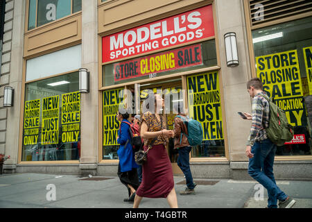 Une fois emplacement carré de la famille d'articles de sport appartenant à la chaîne, Modell, est plâtré avec des signes annonçant que le magasin va fermer, vu à New York le Dimanche, Avril 14, 2019. Face à la pression des grandes surfaces et en ligne, Modell's Sporting Goods a embauché un conseiller en matière de restructuration et une éventuelle faillite. (Â© Richard B. Levine) Banque D'Images