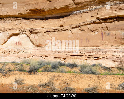 Droit d'anciens pictogrammes créés par des amérindiens et Horseshoe Canyon, Canyonlands National Park, Emery County, Utah, USA. Banque D'Images