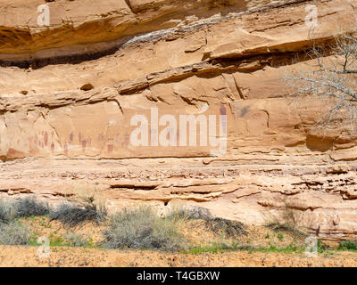 Droit d'anciens pictogrammes créés par des amérindiens et Horseshoe Canyon, Canyonlands National Park, Emery County, Utah, USA. Banque D'Images