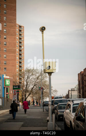 Un feu rouge à l'intersection de l'appareil photo de Flatbush et Nostrand Avenue, à Brooklyn à New York le samedi 13 avril, 2019. (© Richard B. Levine) Banque D'Images