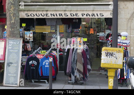 France, Paris, l'une des nombreuses boutiques de souvenirs et cadeaux autour de la cathédrale Notre Dame de Paris qui va souffrir après l'incendie. Banque D'Images