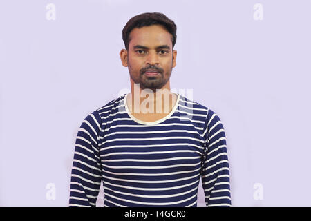 Portrait d'un jeune homme modèle avec fond blanc isolé Banque D'Images