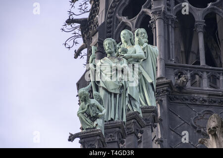 Notre-Dame - Les statues de la toiture , ici les trois apôtres sont dans le nord-est. Banque D'Images