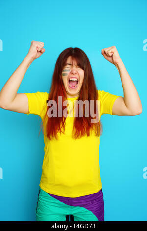 Femme est socccer en fan t-shirt jaune Banque D'Images