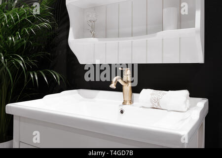 Robinet de luxe sur mélangeur lavabo rectangulaire blanc à l'intérieur de la magnifique salle de bains gris noir. Banque D'Images