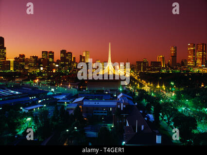 L'Australie. Melbourne. Vue de la ville au coucher du soleil avec Arts Centre spire. Banque D'Images