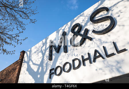 De l'extérieur d'un Marks & Spencer food hall avec les ombres des arbres. Banque D'Images