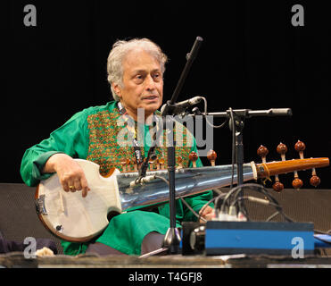 Amjad Ali Khan Sarod maestro effectuant au Festival Womad, Charlton Park, Royaume-Uni, le 26 juillet 2014. Banque D'Images