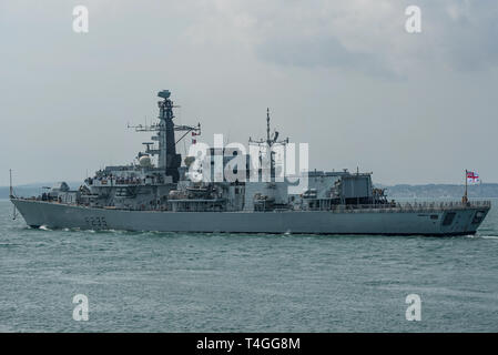 La Marine royale britannique Type 23 la lutte anti-sous-frégate HMS Monmouth (F235) au départ de Portsmouth, Royaume-Uni le 24 juillet 2018. Banque D'Images