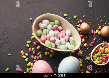 Oeuf en chocolat remplis de bonbons colorés Banque D'Images