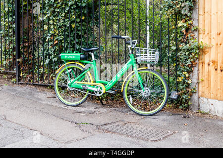 Une lime-E dockless vélo à assistance électrique par le côté de la route à Highgate, au nord de Londres, UK Banque D'Images